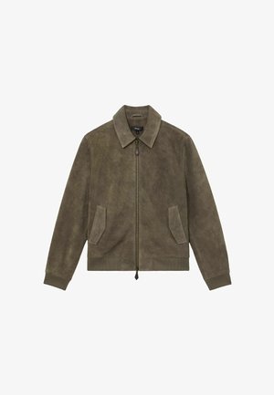 Brązowa zamszowa kurtka na zamek z ostrym kołnierzem, dwoma przednimi kieszeniami oraz ściągaczami na mankietach i dole.