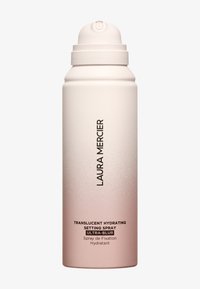 Przezroczysty spray utrwalający nawilżenie w cylindrycznym, ombre pojemniku, przechodzącym od bieli do różu, z pompką na górze i czarną etykietą z napisem.