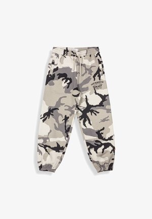 Camo joggingbroek in tinten van grijs, zwart en beige; heeft een elastische tailleband en boorden, met "INFAMOUS" gedrukt op de dij.