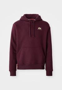 Sudadera burdeos con bolsillo frontal, capucha con cordón y logo dorado en el pecho. Los puños y el dobladillo acanalados mejoran el ajuste y el estilo.