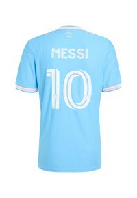 Himmelblå fodboldtrøje med hvid "MESSI" og "10" på ryggen. Har vandrette stribet accentuer på ærmerne og tekstureret stof.