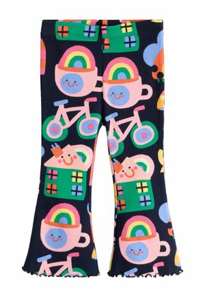 Kinderhose mit bunten Mustern, darunter lachende Teetassen mit Regenbögen, Fahrräder und Häuser auf dunklem Hintergrund.