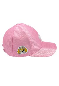 Gorra de béisbol de malla rosa con visera curvada, que presenta un parche de un personaje de perro y un logo bordado en la parte frontal.