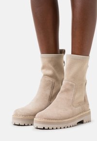 Clarks Originals Botines con plataforma - beige