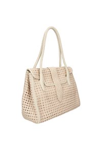 Vævet beige håndtaske med flettede håndtag, struktureret form og klaplukning. Har en tekstureret overflade med et gitterlignende mønster.