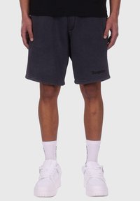 Mørkegrå sweatshorts lavet af blødt stof, med lige skæring, der har et broderet logo på venstre ben og stikninger ved kanten.