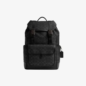 Fekete mintás hátizsák elülső fedélzsebbel, két csatos pánttal, oldalzsebekkel és felső fogantyúval, fehér háttér előtt.