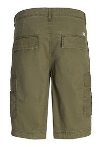 Shorts cargo verts olive en tissu mélangé coton, dotés de deux poches arrière et de poches latérales, avec des coutures décoratives et une coupe décontractée.