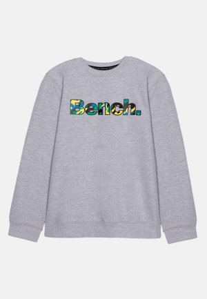 Sweat-shirt gris clair à manches longues avec col rond, arborant le logo "Bench." coloré centré sur la poitrine, avec un motif bleu, vert et jaune.