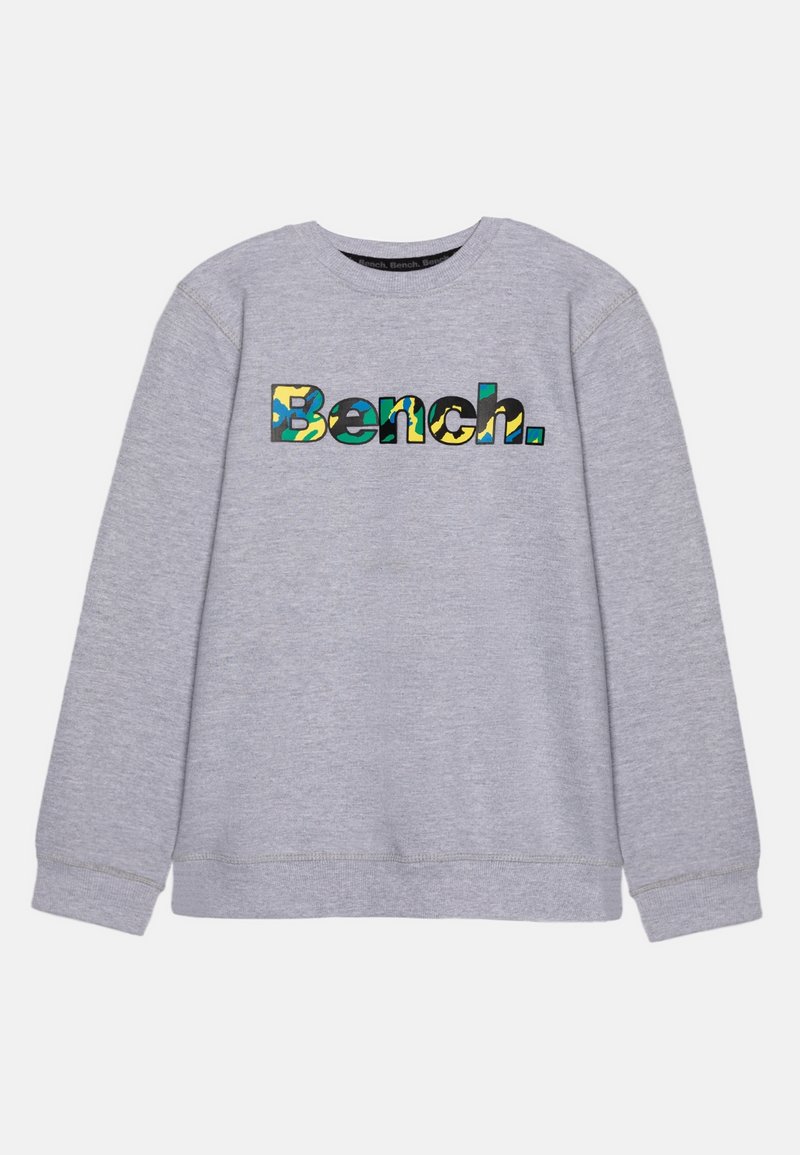 Sweat-shirt gris clair à manches longues avec col rond, arborant le logo "Bench." coloré centré sur la poitrine, avec un motif bleu, vert et jaune.