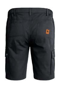 Schwarze Cargo-Shorts mit zwei Gesäßtaschen, seitlichen Klapptaschen mit Knöpfen und einem kleinen braunen Markenpatch auf der rechten Gesäßtasche.