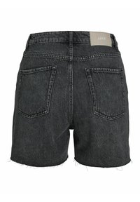 Shorts de mezclilla negra con un dobladillo desgastado, bolsillos traseros con parches y una etiqueta de marca en la cintura. Diseño casual con textura áspera.
