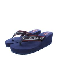 Mörkblå kilklack flip-flops med mönstrade remmar som pryds av texten "U.S. Polo Assn." Bred sula och slät yta, lämpliga för avslappnad användning.