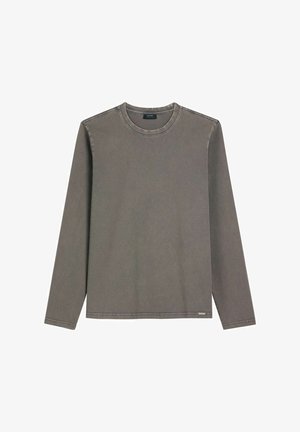 Koszulka z długim rękawem i okrągłym dekoltem, wykonana z matowej, szarej bawełny z subtelnymi detalami szwów oraz małą metką marki przy dolnym brzegu.