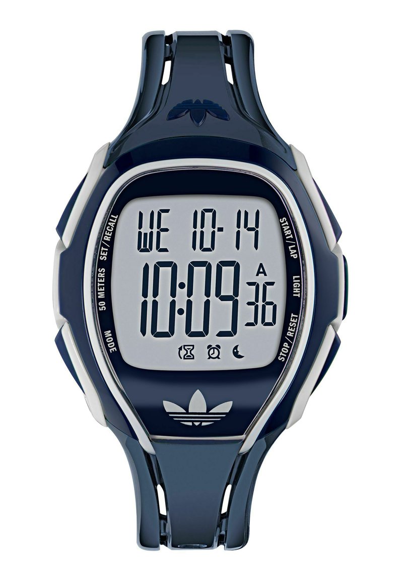 Orologio digitale con cinturino in plastica blu navy e accenti bianchi. Presenta un grande display digitale che mostra l'ora e la data, con vari pulsanti di controllo.