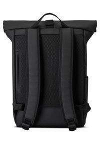 Rucsac negru cu capac rulabil, prevăzut cu un spate din plasă căptușită, chingi reglabile și buzunare laterale pentru depozitare. Material neted, cu un design minimalist.