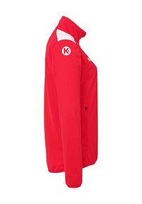 Rød softshell-jakke med høj krave, hvide accenter på skuldrene og lynlåslommer i siden. Fremstillet af fleksibelt, åndbart materiale.