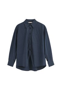Granatowa koszula zapinana na guziki z długim rękawem, w cienkie białe pionowe paski, z kieszonką z przodu i wyprofilowanym kołnierzykiem, zawieszona płasko.