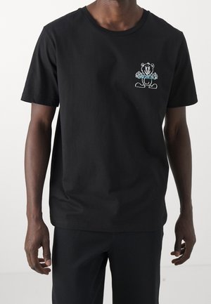 Czarny bawełniany t-shirt z teksturowanym, ilustracyjnym nadrukiem na przodzie. Klasyczny dekolt typu crew neck i krótkie rękawy. Prosty design bez dodatkowych wzorów.