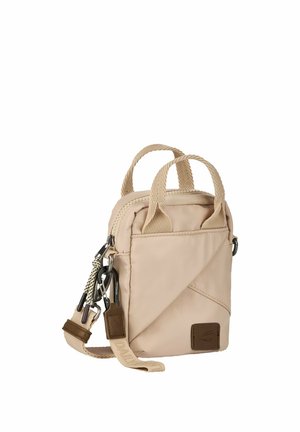 Kompaktowa beżowa torba na ramię z dwoma uchwytami, przednią kieszenią na klapę, regulowanym paskiem oraz metalowymi zapięciami na białym tle.