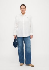 Tommy Hilfiger Curve RELAXED SHIRT - Skjortebluse - optic white