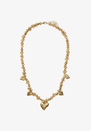 Naszyjnik w odcieniu złotym, ozdobiony nieregularnie ukształtowanymi koralikami oraz pięcioma teksturowanymi zawieszkami w kształcie serca, z zapięciem umożliwiającym regulację długości.