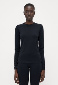 Čierna dlhá rukávová košeľa vyrobená z ľahk�ého materiálu, s okrúhlym výstrihom, slim fit strihom a jemným logom na hrudi.