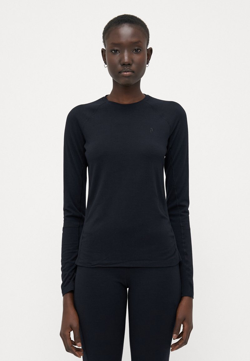 Čierna dlhá rukávová košeľa vyrobená z ľahkého materiálu, s okrúhlym výstrihom, slim fit strihom a jemným logom na hrudi.
