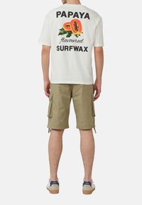Witte katoen t-shirt met een kleurrijke papaja graphic en tekst op de achterkant, gecombineerd met olijfgroene cargoshorts en sneakers.