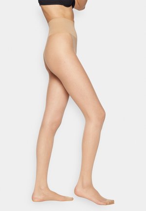 Collant beige a vita alta con una texture liscia e design senza cuciture, dotati di un morbido elastico in vita. Indossati sulle gambe di un modello.