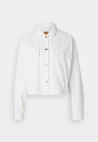 Vit croppad denimjacka med långa ärmar, fyra framfickor och gyllene knappar. Slät textur med en klassisk kragdesign.