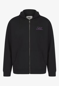 Sweat à capuche noir zippé avec une poche kangourou. Présente un logo brodé violet sur le côté gauche de la poitrine. Fabriqué en tissu de coton doux.