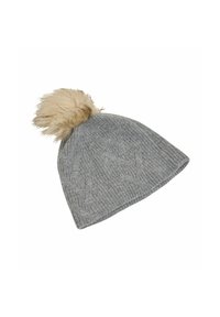 Grijze gebreide beanie met kabelpatronen en een grote beige nepbont pompon bovenop, geïsoleerd op een witte achtergrond.