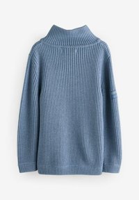 Maglione a costine blu con colletto alto e maniche lunghe. Presenta un motivo testurizzato e una piccola etichetta blu sulla manica sinistra.