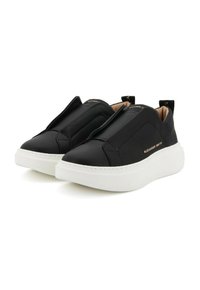 Sneakers neri senza lacci con una superficie liscia, pannelli laterali elasticizzati e una suola piatta bianca. Presentano un discreto dettaglio del logo sul lato.