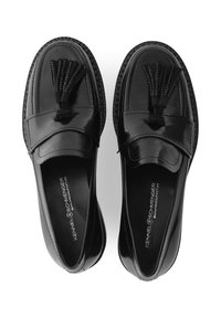 Ein Paar schwarze Lederloafers mit Quasten und detaillierter Naht, von oben auf einem weißen Hintergrund betrachtet.