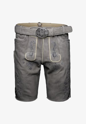 Shorts en cuir gris avec une broderie bleue intricate, une large ceinture avec une boucle en argent décorative et des accents de boutons sur les côtés.