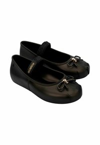 Bailarinas negras de material suave, con una correa, detalle de lazo en la parte frontal y punta redondeada. Diseño simple y clásico.