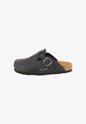 Schwarzer Schlupfschuh mit verstellbarem Riemen und Metallschnalle, Korkfußbett und gepolsterter Sohle, entworfen für Komfort und Unterstützung.