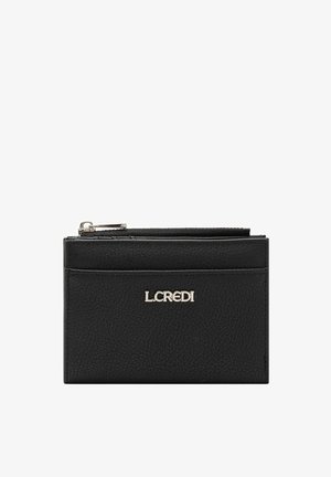Schwarze Lederbörse mit strukturierter Oberfläche, ausgestattet mit einem Reißverschluss und einem silbernen Logo-Accent auf der Vorderseite. Kompaktes Design mit Kartenfächern.