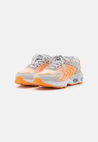 Nike Sportswear AIR MAX TW UNISEX - Tenisky - photon dust/vivid orange/white/black