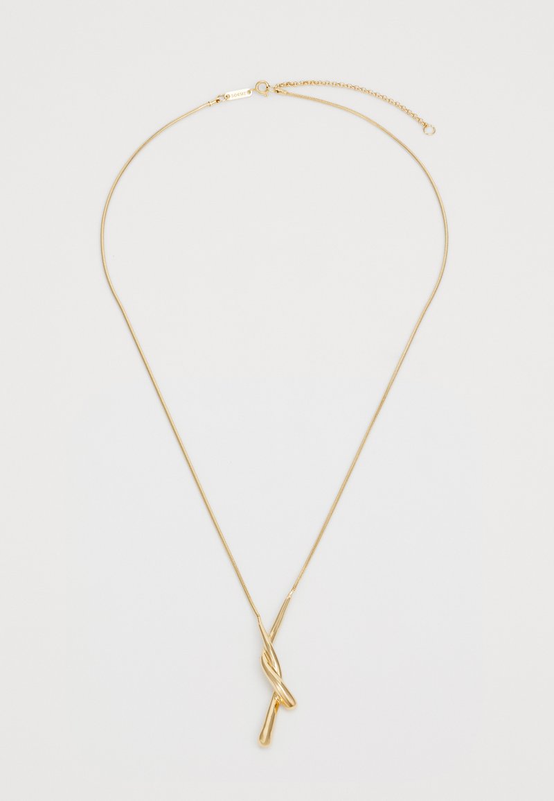 Guldtonet metalhalskæde med et snoet vedhængsdesign. Kæden er slank med justerbar længde og en lås til lukning.