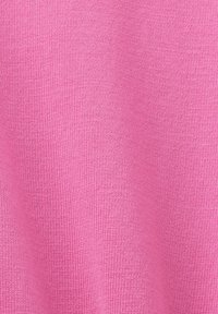 Gebreide roze stof met een groene structuur, voorzien van een uniform patroon en een licht rekbare samenstelling, geschikt voor kleding of accessoires.