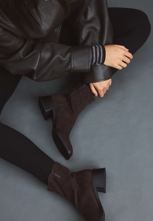Stradivarius, BLOCK SOFT SQUARE - Bottines - dark brown