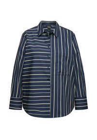 Camicia bottonata blu navy con strisce bianche alternate strette e larghe, maniche lunghe, colletto e taschino sul lato sinistro.