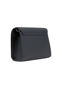 Borsa a tracolla rettangolare in pelle nera con chiusura a pattina e hardware dorato visibile sul lato, mostrata su uno sfondo bianco.