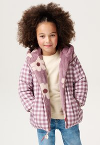 Gevoerde jas in een roze en witte ruitpatroon met een pluche bloemenprint voering in de capuchon. Beschikt over een voorrits en twee zijzakken.