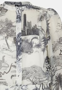 Průhledná blůza s zapínáním na knoflíky, se monochromatickým potiskem přírody a městské krajiny, s nabíranými rukávy a lehkou texturovanou tkaninou.