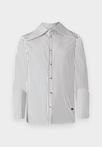 Λευκό πουκάμισο με μαύρες κατακόρυφες ρίγες, με φαρδύ γιακά, κλείσιμο με κουμπιά μπροστά και ριχτές μανσέτες 3/4. Μαλακή υφή υφάσματος.