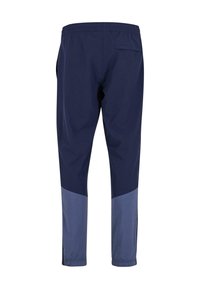 Jūras spēku vieglās bikses ar teksturētu audumu, kas piedāvā kontrastējošu gaišāku zilu paneļi tuvu apakšējai malai, elastīgu jostasvītru un aizmugurējo kabatu.